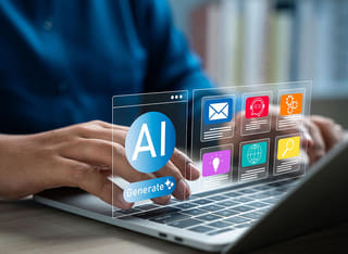 Inversor principiante en el mercado de criptomonedas adquiriendo conocimientos fundamentales sobre operaciones automatizadas impulsadas por inteligencia artificial