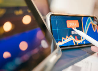 Profesional de trading examinando alternativas de Bitcoin, Ethereum y mercados de divisas