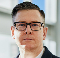 Fotografía del ejecutivo Alexander Hughes, CEO de una compañía de operaciones en criptomonedas