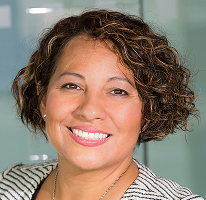 Retrato de Claire Ashford, directora de conformidad normativa, en contexto de regulación financiera