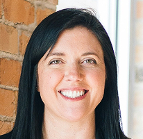 Retrato del equipo de servicio con Sophie Hartwell, responsable de atención al cliente